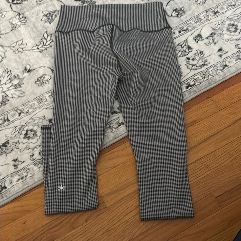 ALO Yoga Black and White Leggings size large - Picture 1 of 5